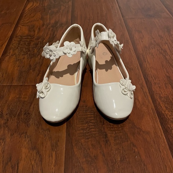 CSO - Girls White Dress Shoe, Size 1, Canadian Shoe Outlet - Picture 3 of 5